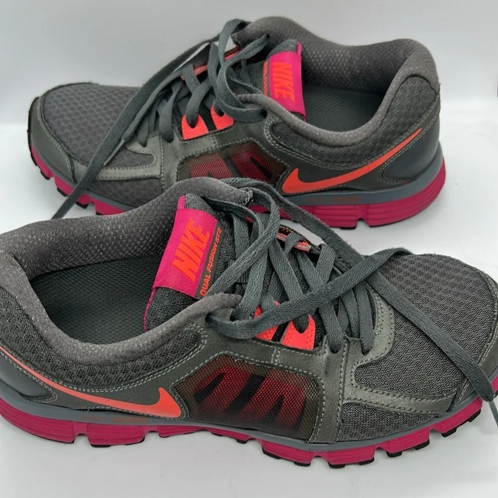 Nike Women's Gray and Hot Pink dual fusion ST2 Athletic Shoes